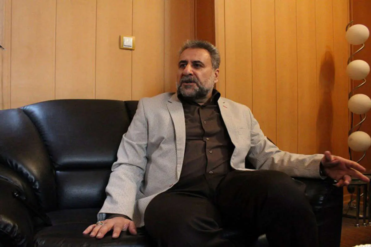 فلاحت پیشه: آقای رئیسی پایش را از آسمان روی زمین بگذارد