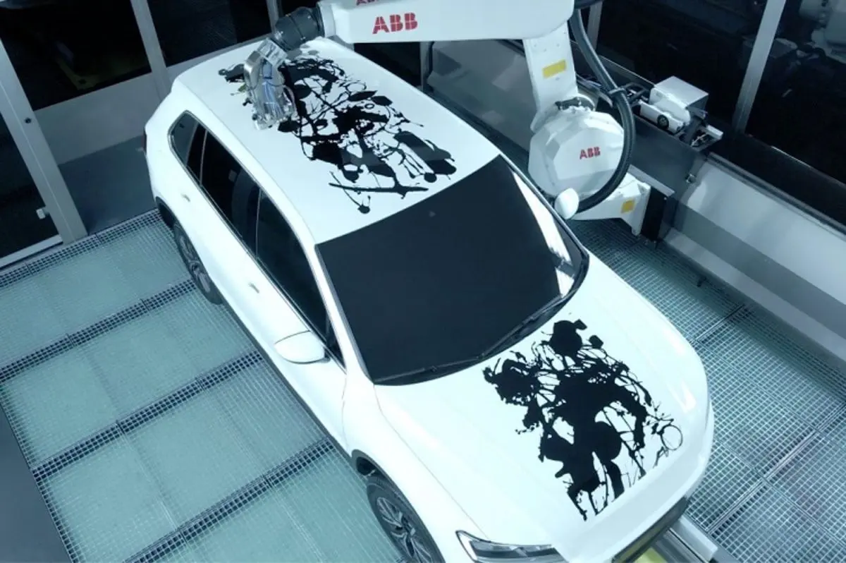 (تصاویر) رباتی که آثار هنری را روی خودرو‌ها نقاشی می‌کند!