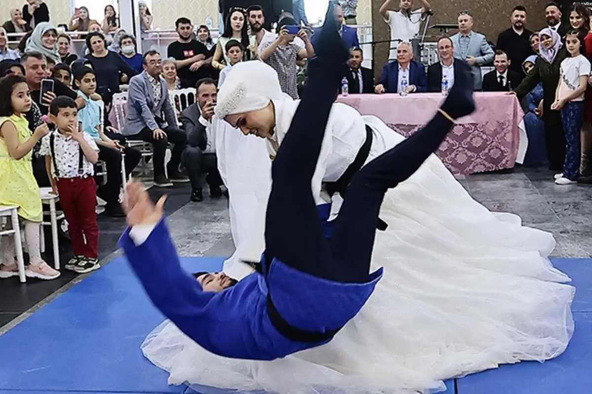 (ویدئو) عروس خانم داماد را ناک اوت کرد و بله گفت!