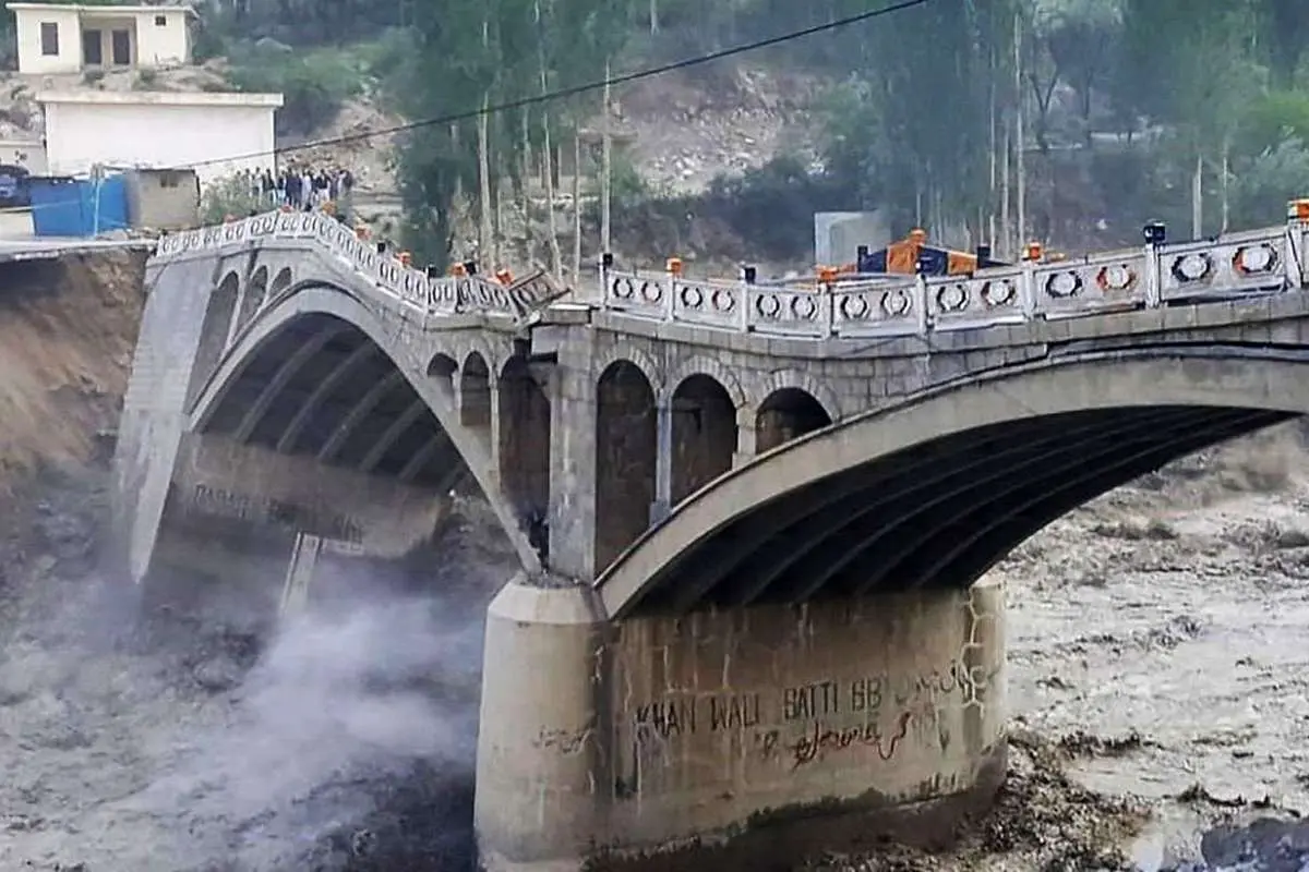 (ویدئو) فروریختن یک پل ارتباطی مهم در پاکستانی بر اثر سیل ناگهانی