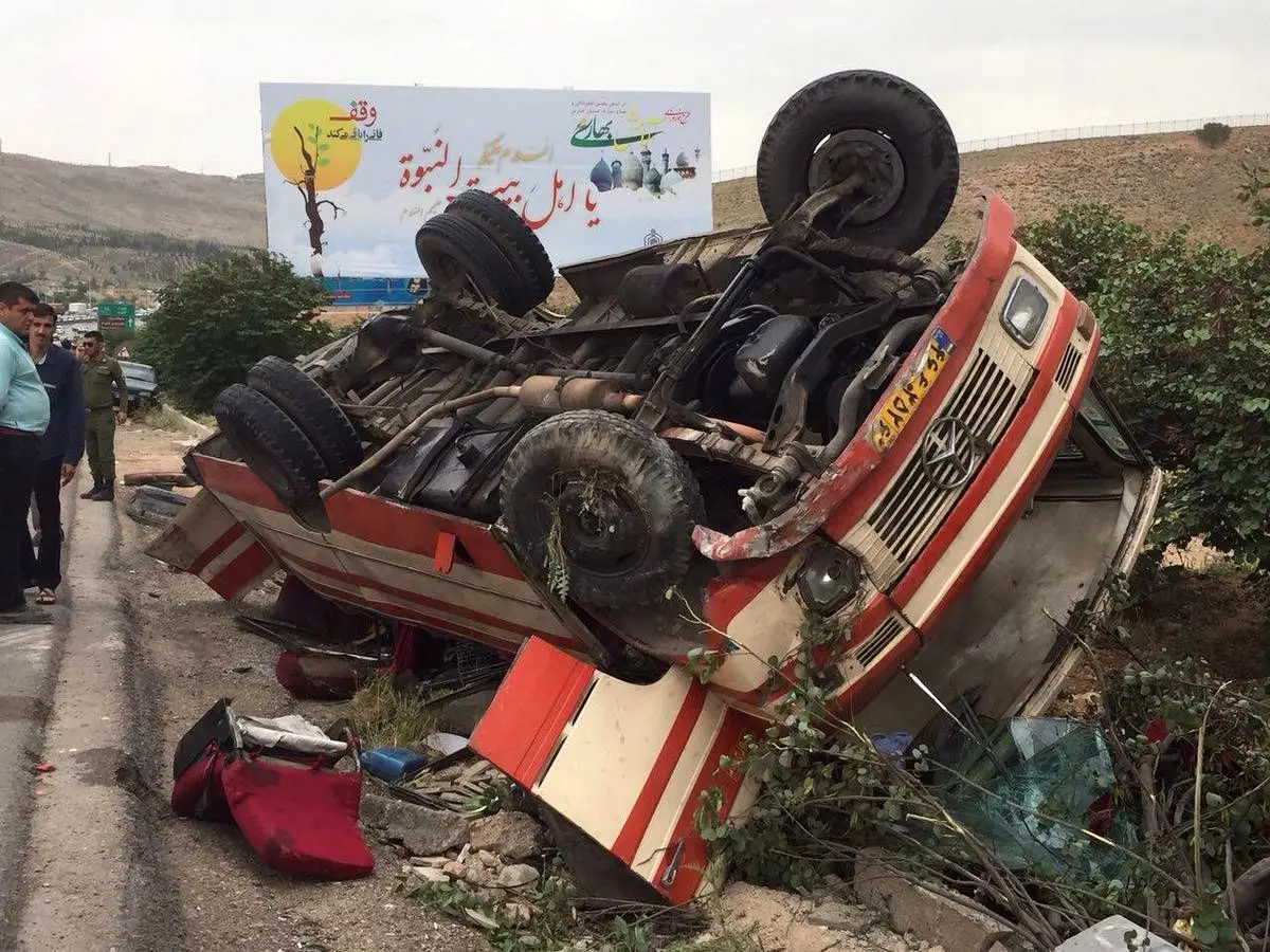 ۱۳ مصدوم در واژگونی مینی‌بوس در کوزران کرمانشاه