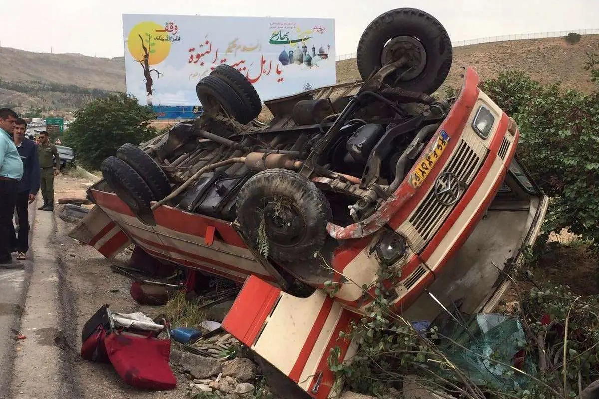 ۱۳ مصدوم در واژگونی مینیبوس در کوزران کرمانشاه