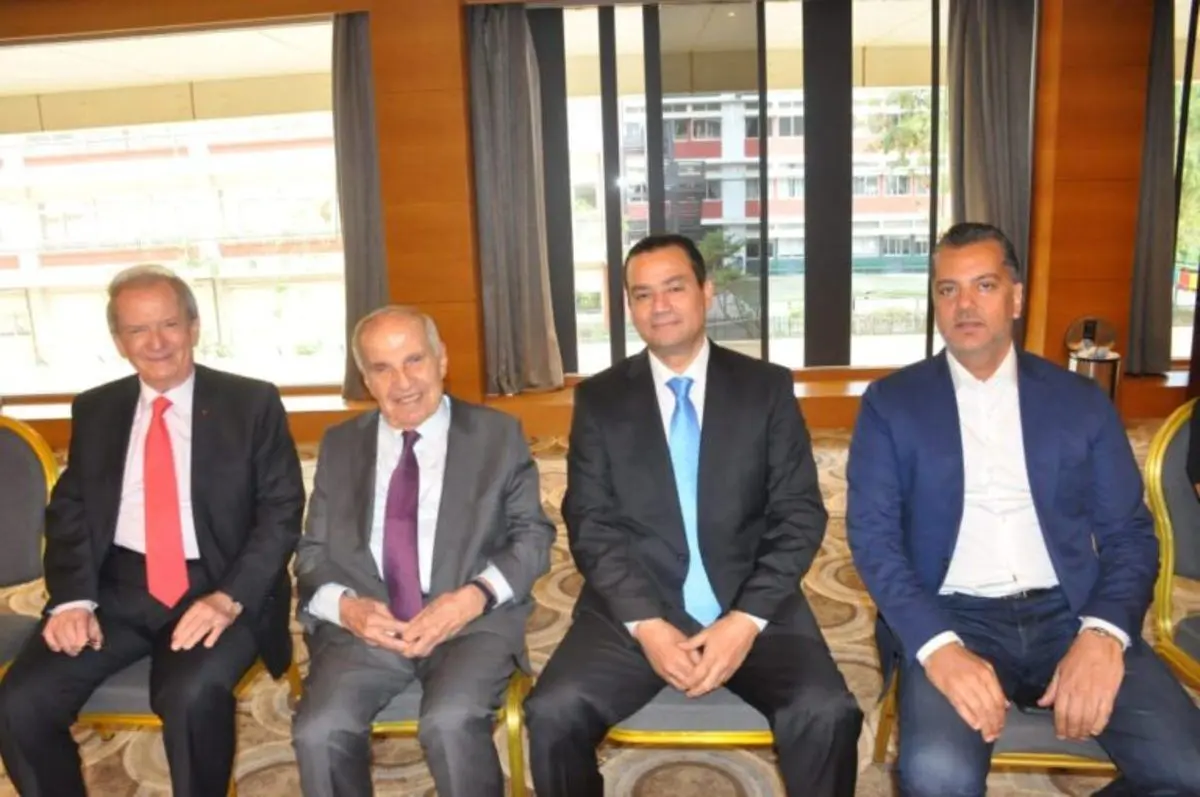 (ویدئو) خروس، هدیه پیروزی در انتخابات لبنان!
