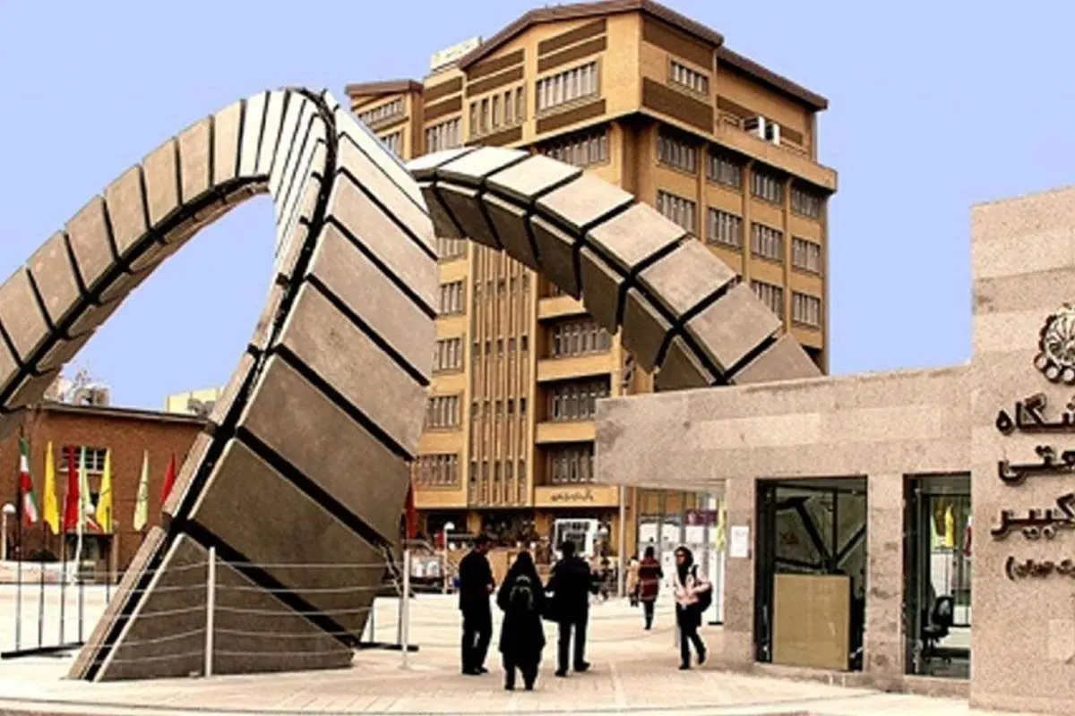 (تصویر) سانسور تصاویر دختران از بیلبوردی در دانشگاه امیرکبیر