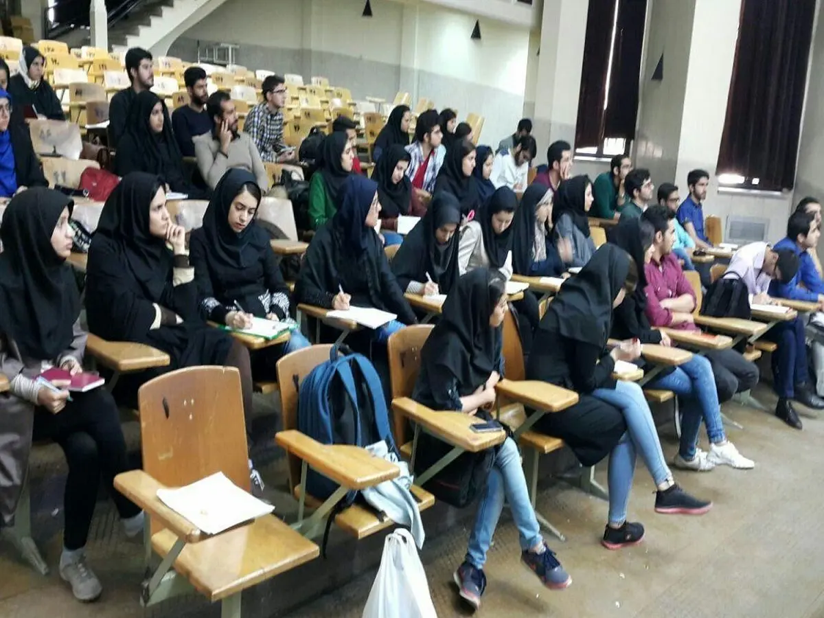 پوشیدن شلوار پاره مناسب محیط دانشگاه نیست