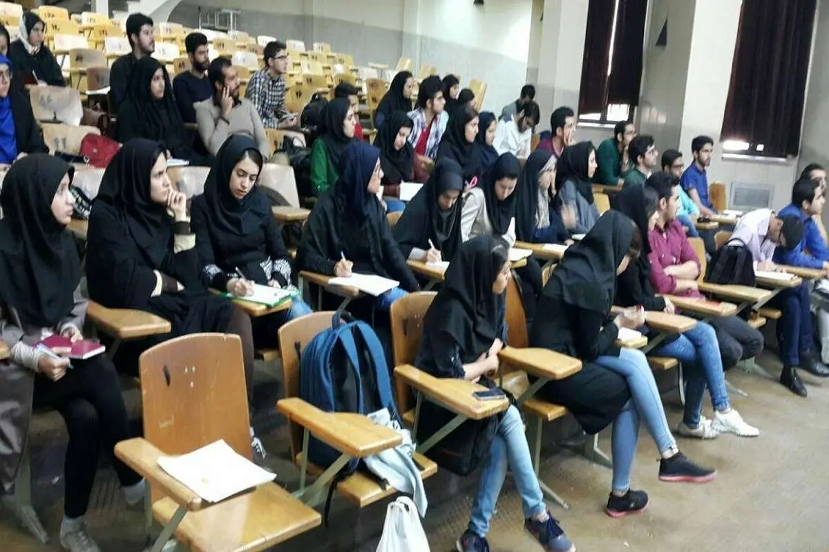 پوشیدن شلوار پاره مناسب محیط دانشگاه نیست