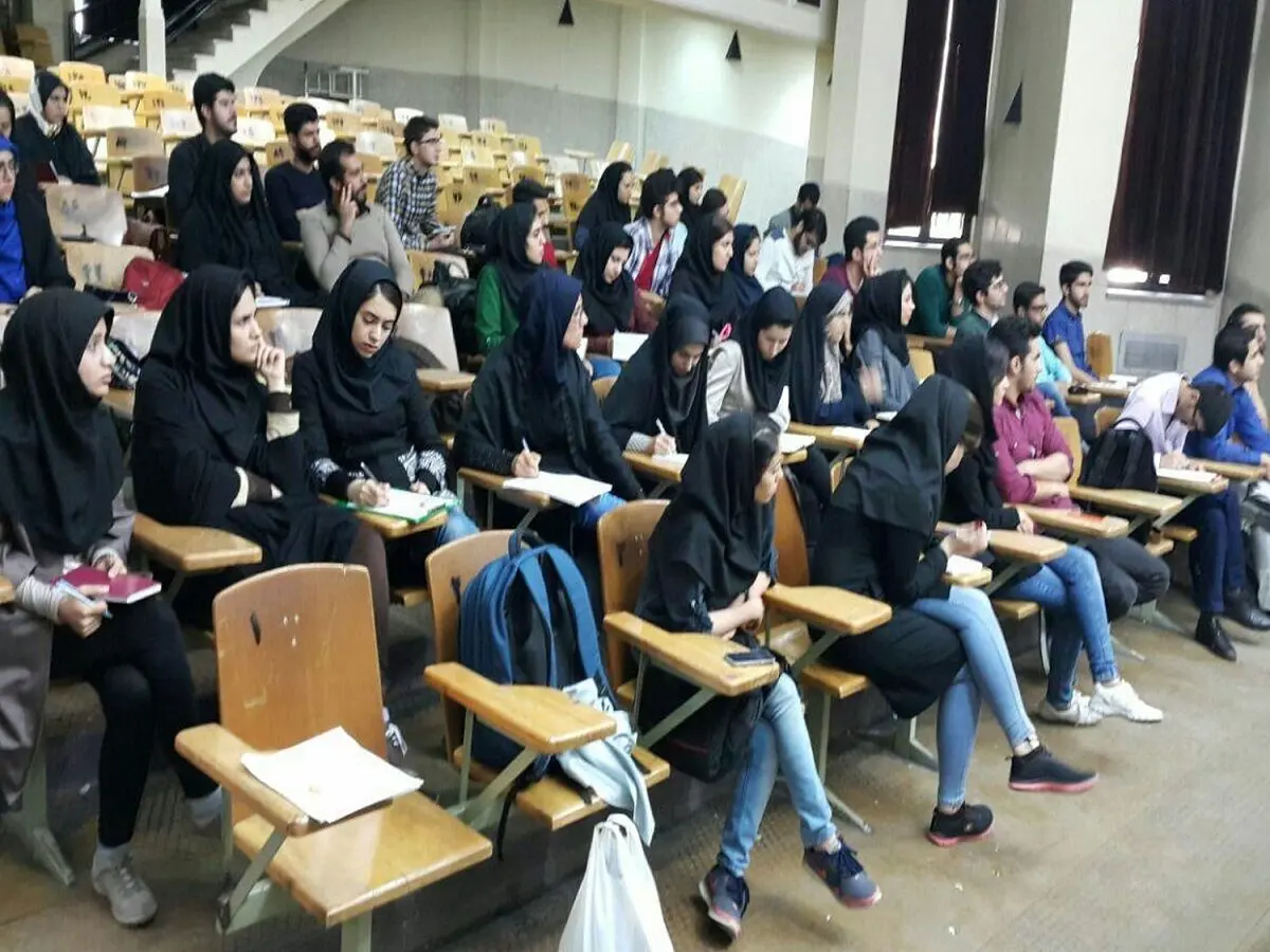 پوشیدن شلوار پاره مناسب محیط دانشگاه نیست