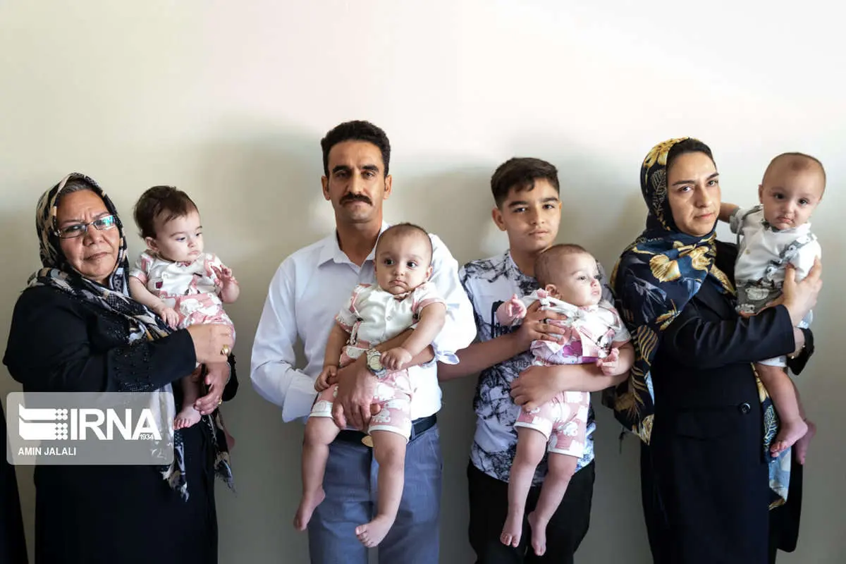 (تصاویر) اهدای واحد مسکونی به ۲ خانواده دارای فرزند چهارقلو