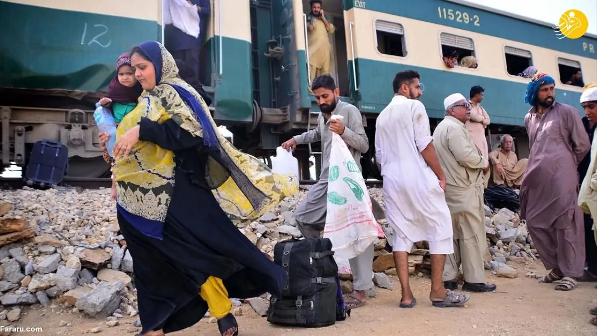 (تصاویر) یک قطار مسافربری در پاکستان از ریل خارج شد