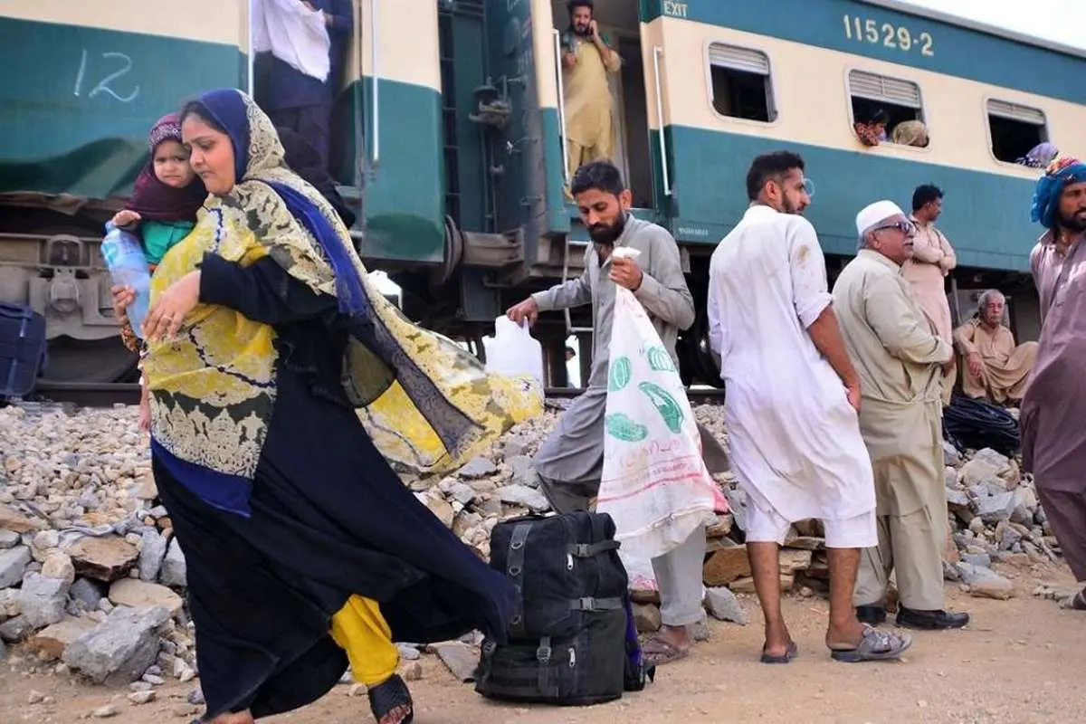 (تصاویر) یک قطار مسافربری در پاکستان از ریل خارج شد