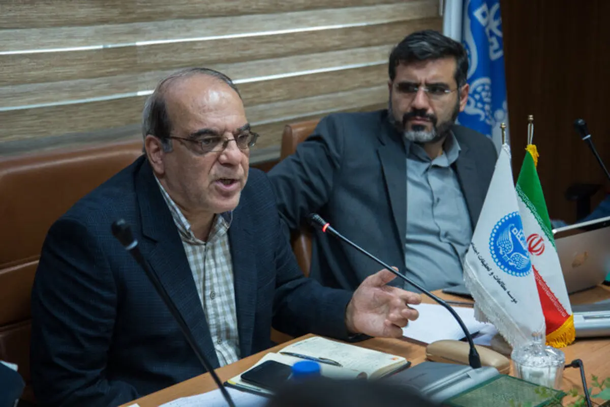 عباس عبدی: آیا دولت رییسی کار دیگری جز حذف ارز ۴۲۰۰ تومانی می‌توانست انجام دهد؟