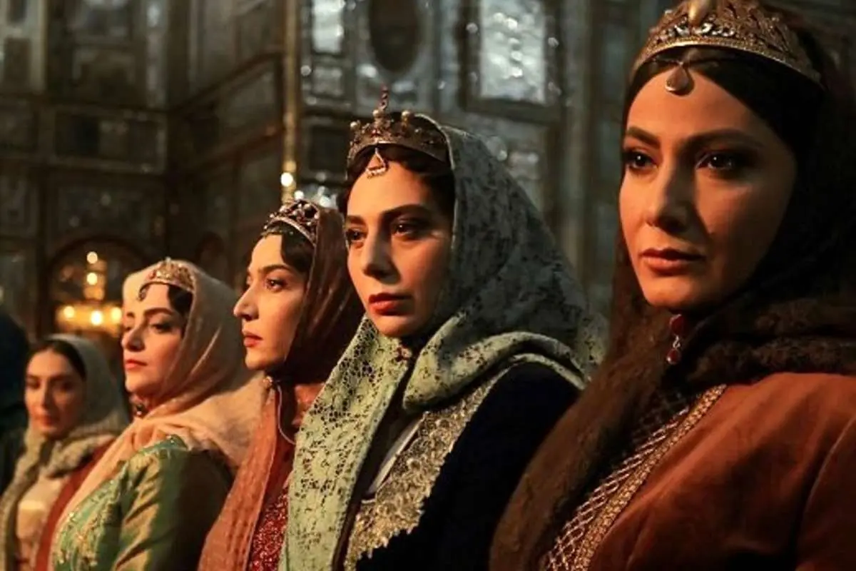 حمله «فرهیختگان» به حسن فتحی: ضعف قصه را با دیالوگهای جنسی جبران میکنید!