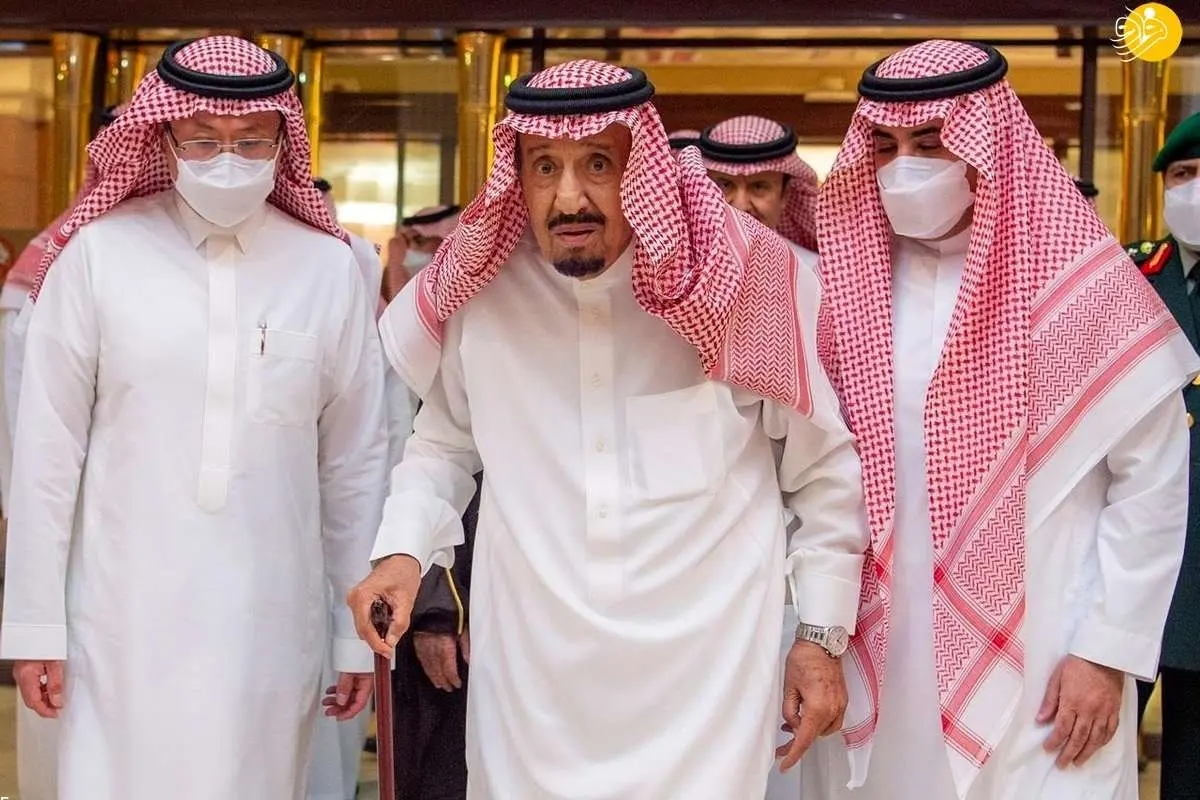 (ویدئو) مرخص شدن پادشاه عربستان از بیمارستان