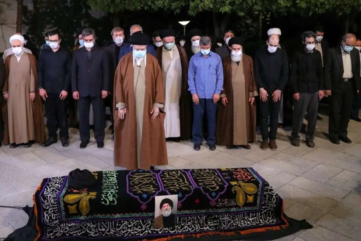 رهبر انقلاب بر پیکر حجتالاسلام فاطمینیا نماز میت اقامه کردند