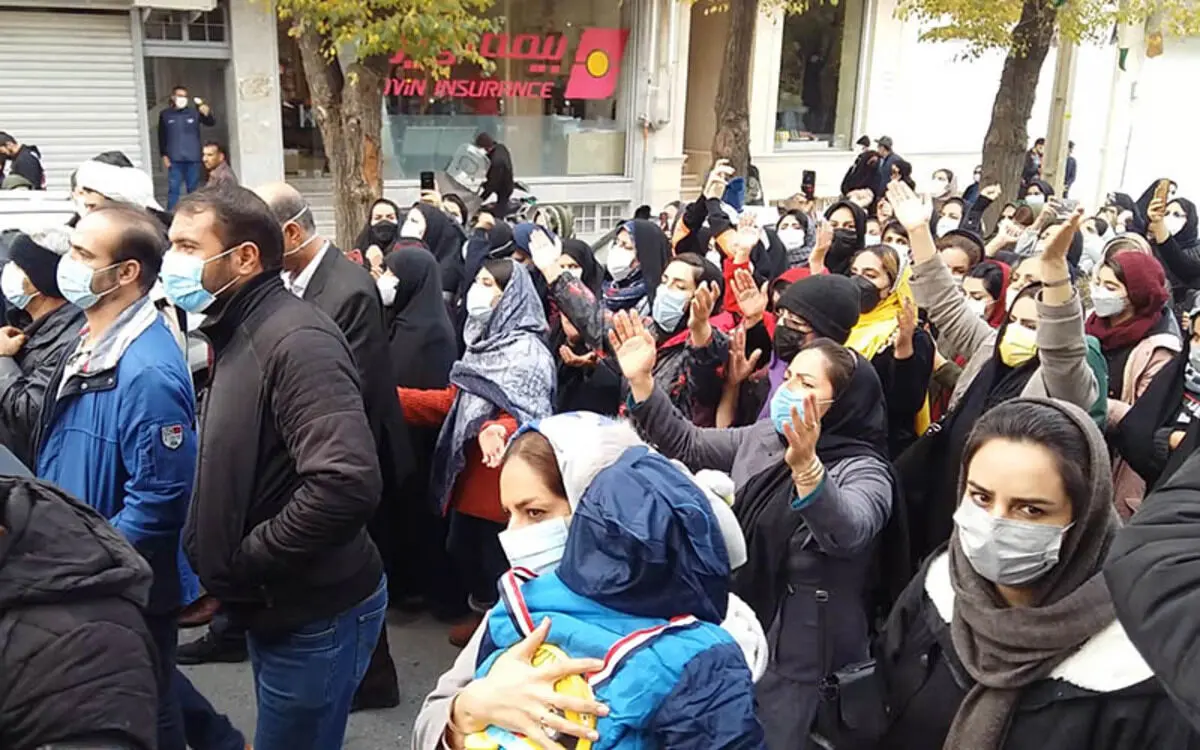 روزنامه جوان: در معدود شهر‌هایی اجتماعات چندنفره شکل گرفت