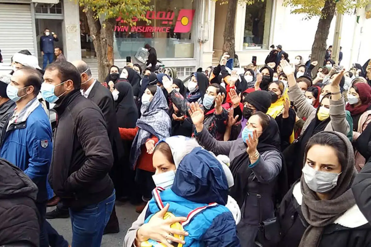 روزنامه جوان: در معدود شهرهایی اجتماعات چندنفره شکل گرفت