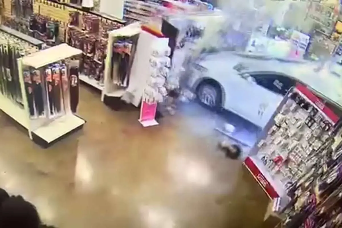 (ویدئو) برخورد خودرو به دو نفر در سالن زیبایی