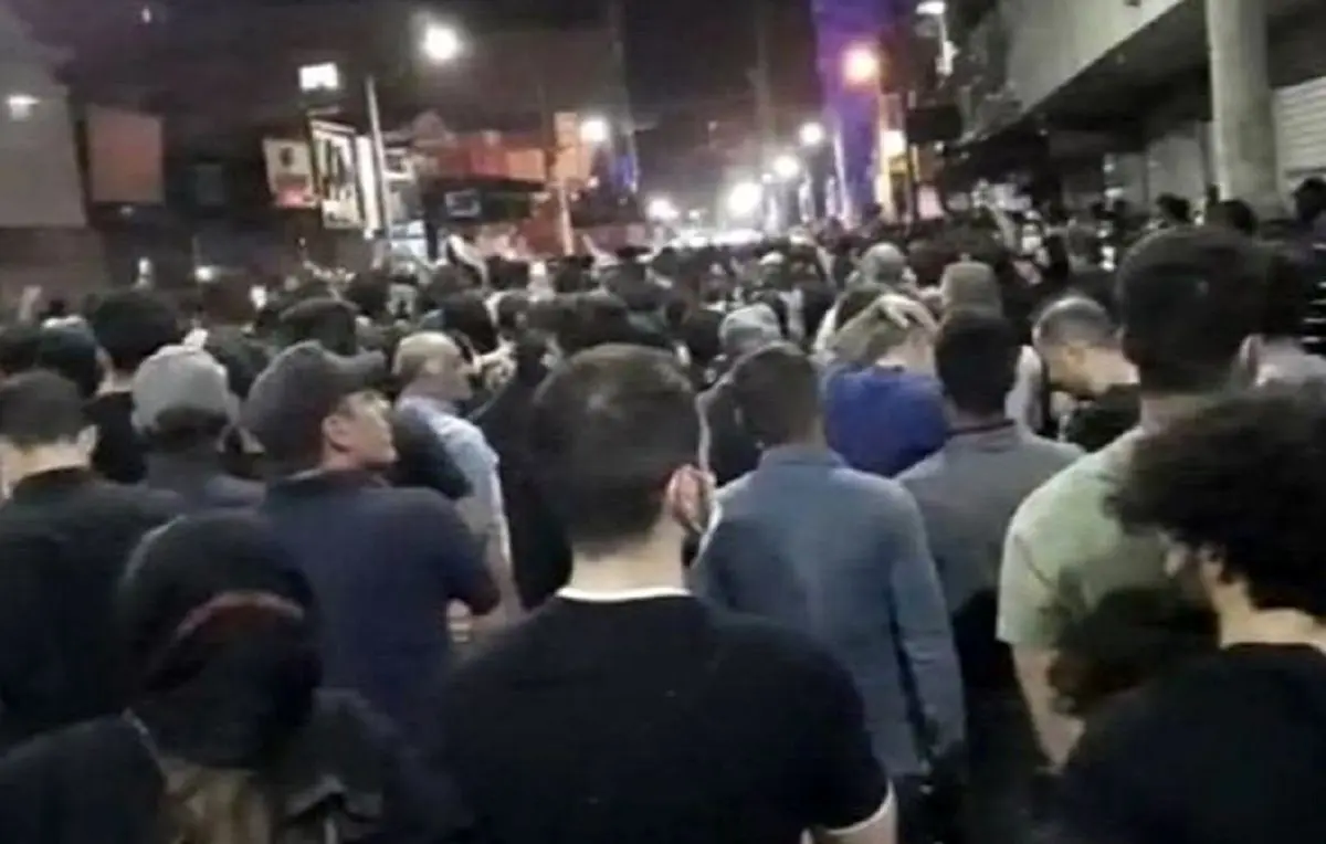 فارس: پلیس در آبادان با تیرهوایی مردم را متفرق کرد