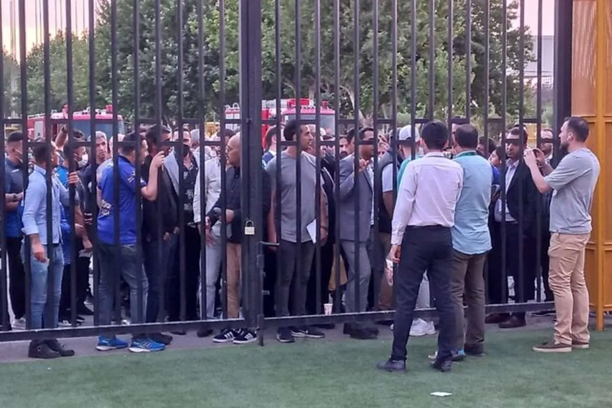 (ویدئو) پیشکسوتان استقلال پشت در ماندند