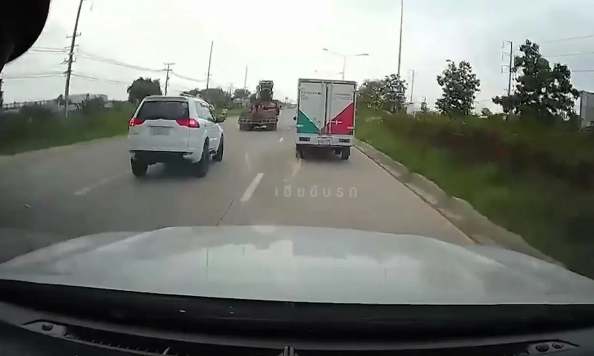 (ویدئو) تصادف وحشتناک شاسی بلند با موتور و وانت