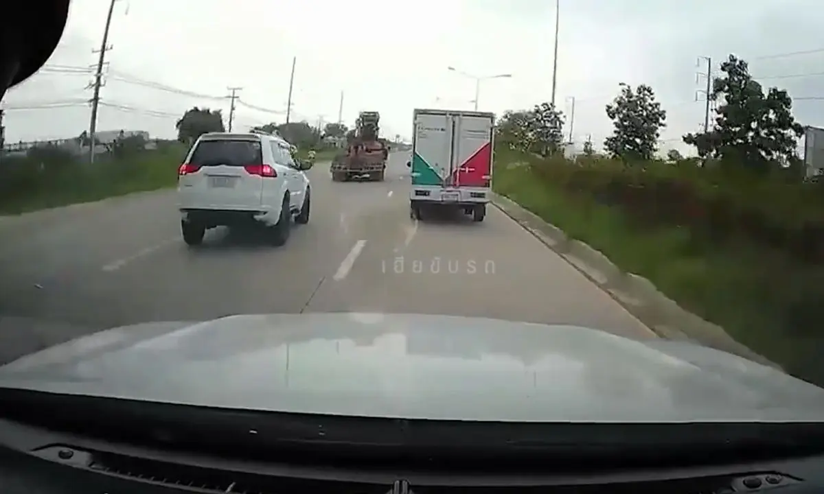 (ویدئو) تصادف وحشتناک شاسی بلند با موتور و وانت
