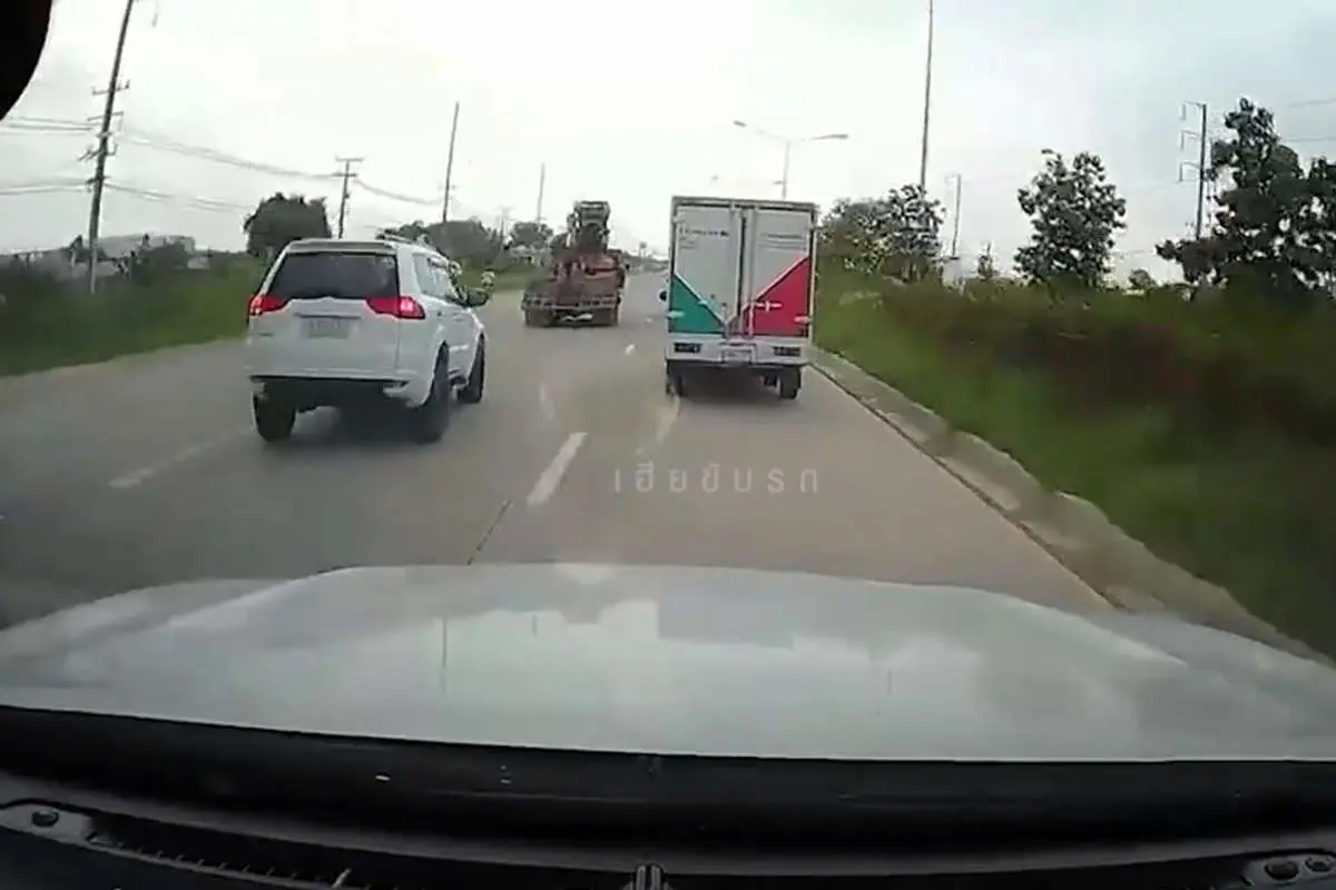 (ویدئو) تصادف وحشتناک شاسی بلند با موتور و وانت
