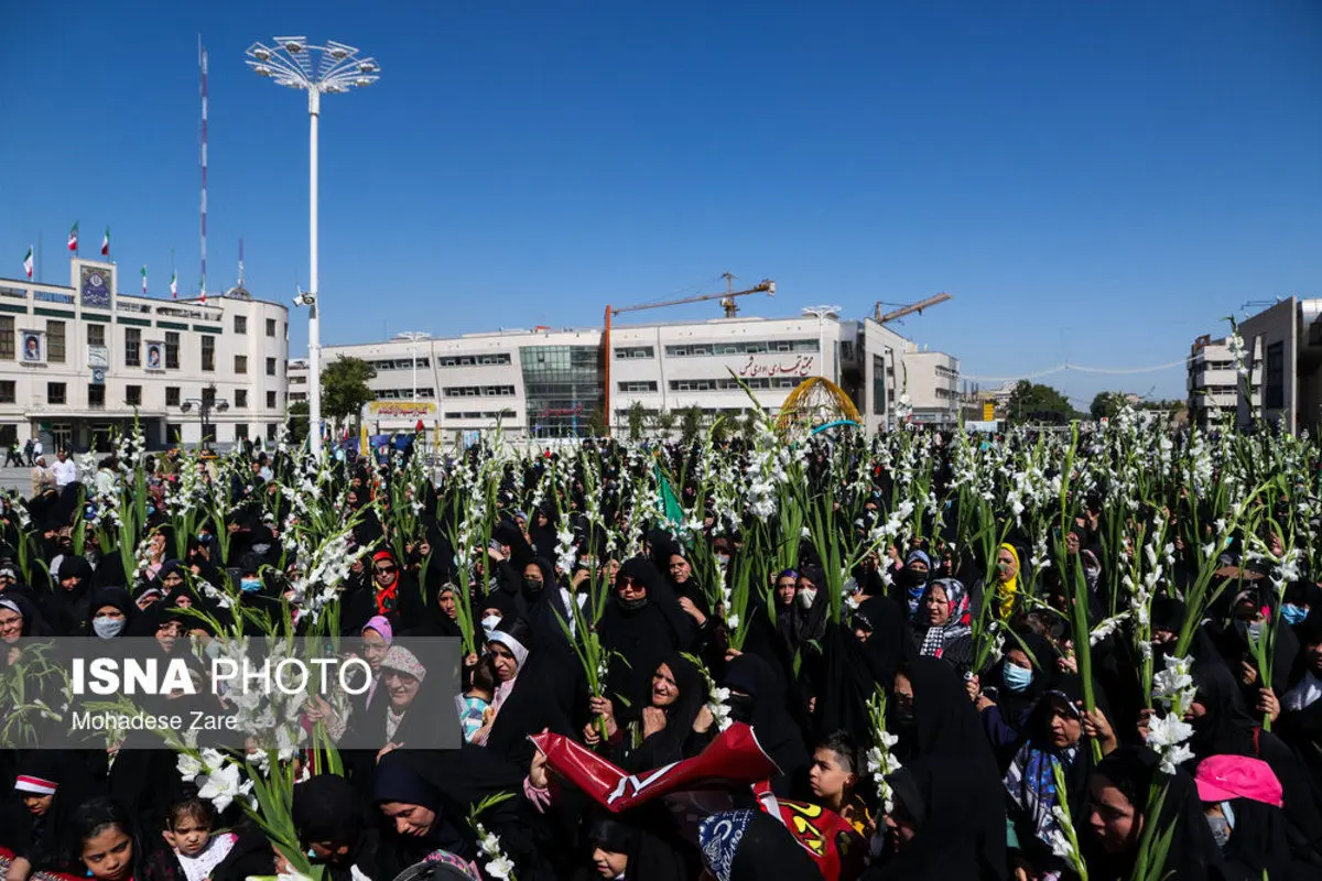 (تصاویر) گلباران حرم امام رضا(ع)