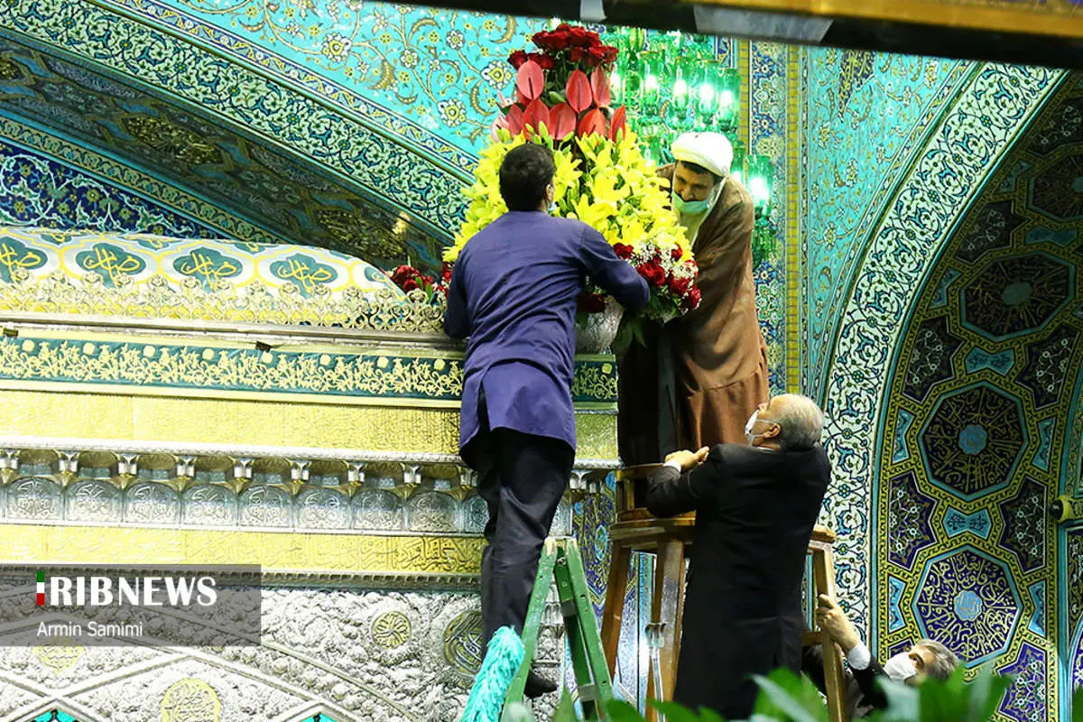 (تصاویر) تعویض گلهای ضریح حرم مطهر امام رضا(ع)