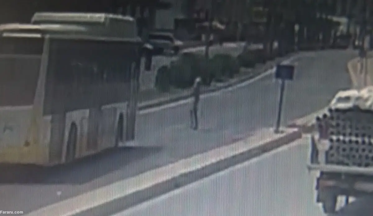 (ویدئو) برخورد شدید اتوبوس درون شهری با عابر پیاده