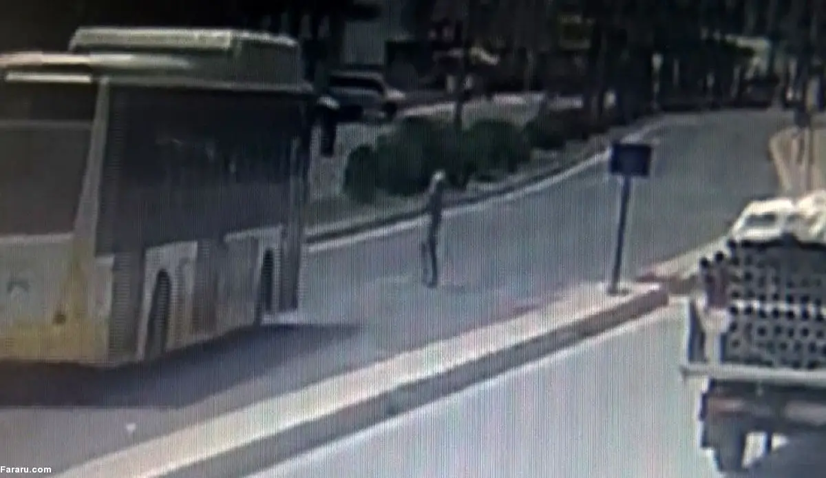 (ویدئو) برخورد شدید اتوبوس درون شهری با عابر پیاده
