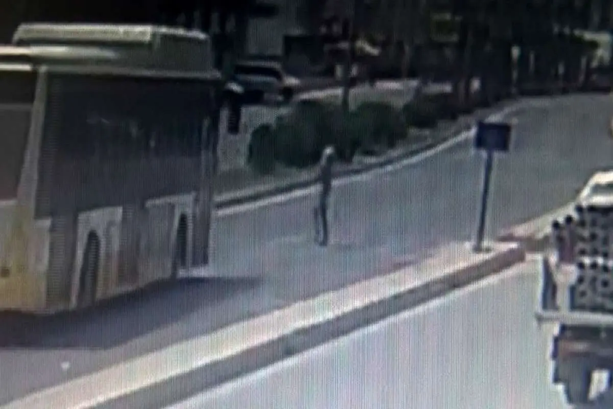 (ویدئو) برخورد شدید اتوبوس درون شهری با عابر پیاده