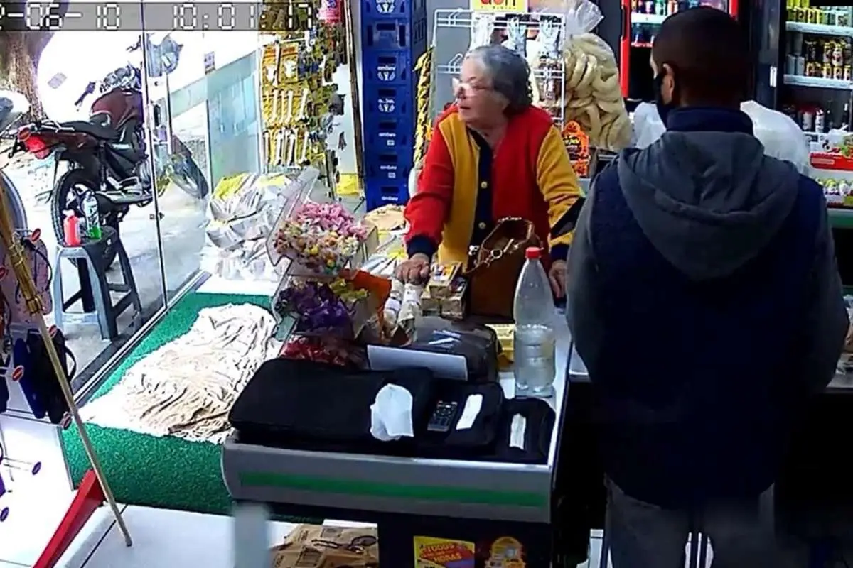 (ویدئو) شکست وحشتناک سرقت مسلحانه از سوپرمارکت