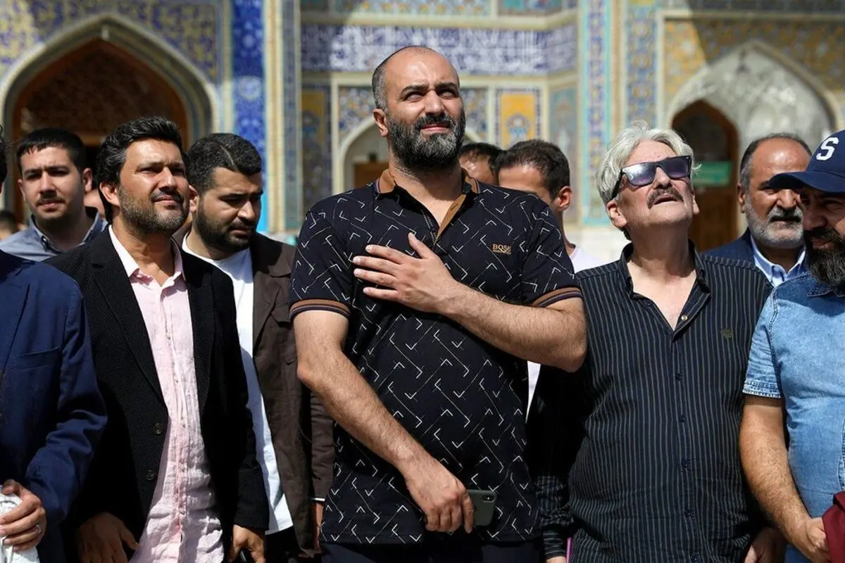 (تصاویر) حامد بهداد و بازیگر سریال یاغی در حرم امام رضا (ع)