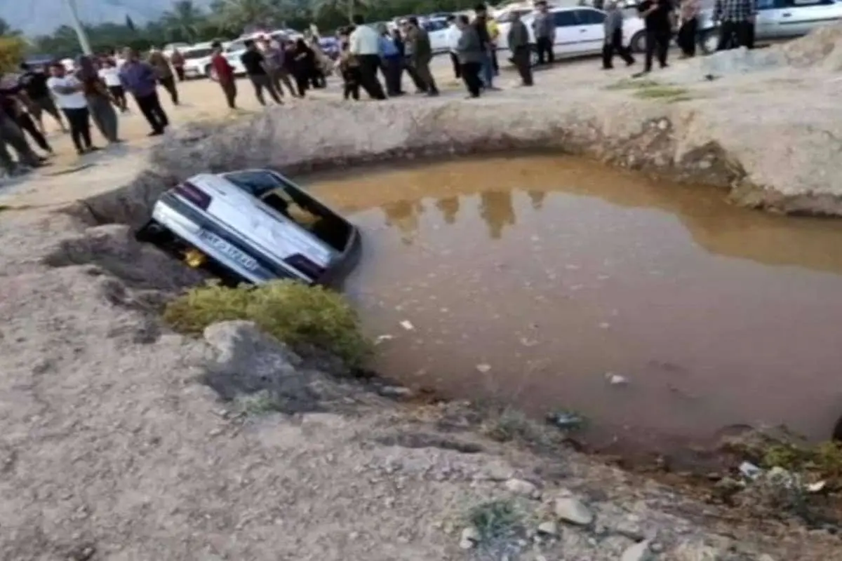 مرگ ۳ نفر با سقوط خودرو در گودال آب
