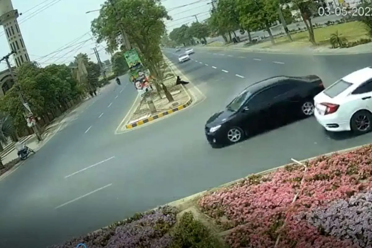 (ویدئو) دریفت نافرجام با خودرو، راننده به جدول زد!