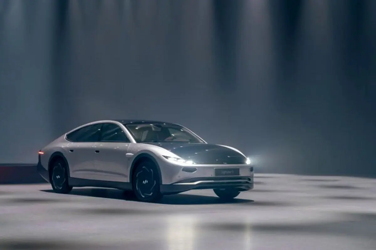 (تصاویر) خودروی خورشیدی که می‌تواند ماه‌ها بدون شارژ کار کند!