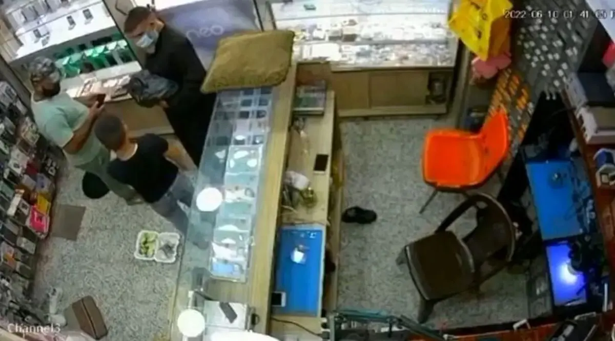 (ویدئو) سرقت از یک موبایل فروشی که فروشنده آن کودک است!