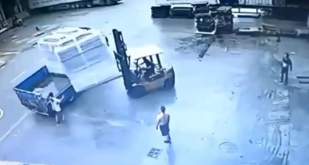 (ویدئو) یک کارگر زیر بار سنگین لیفتراک له شد!