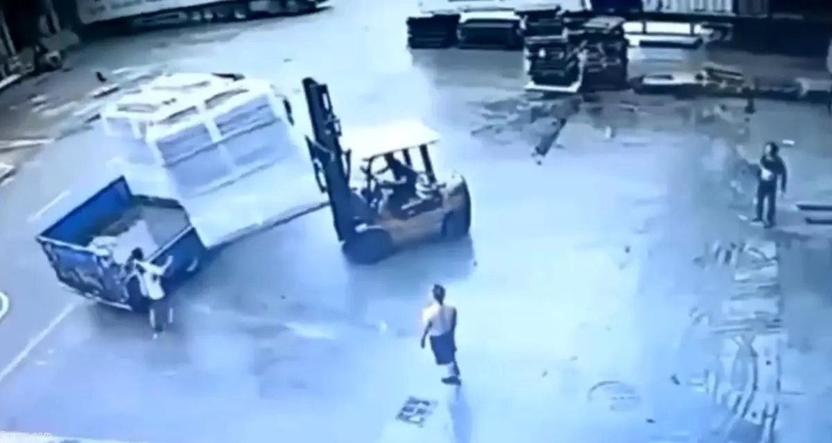(ویدئو) یک کارگر زیر بار سنگین لیفتراک له شد!