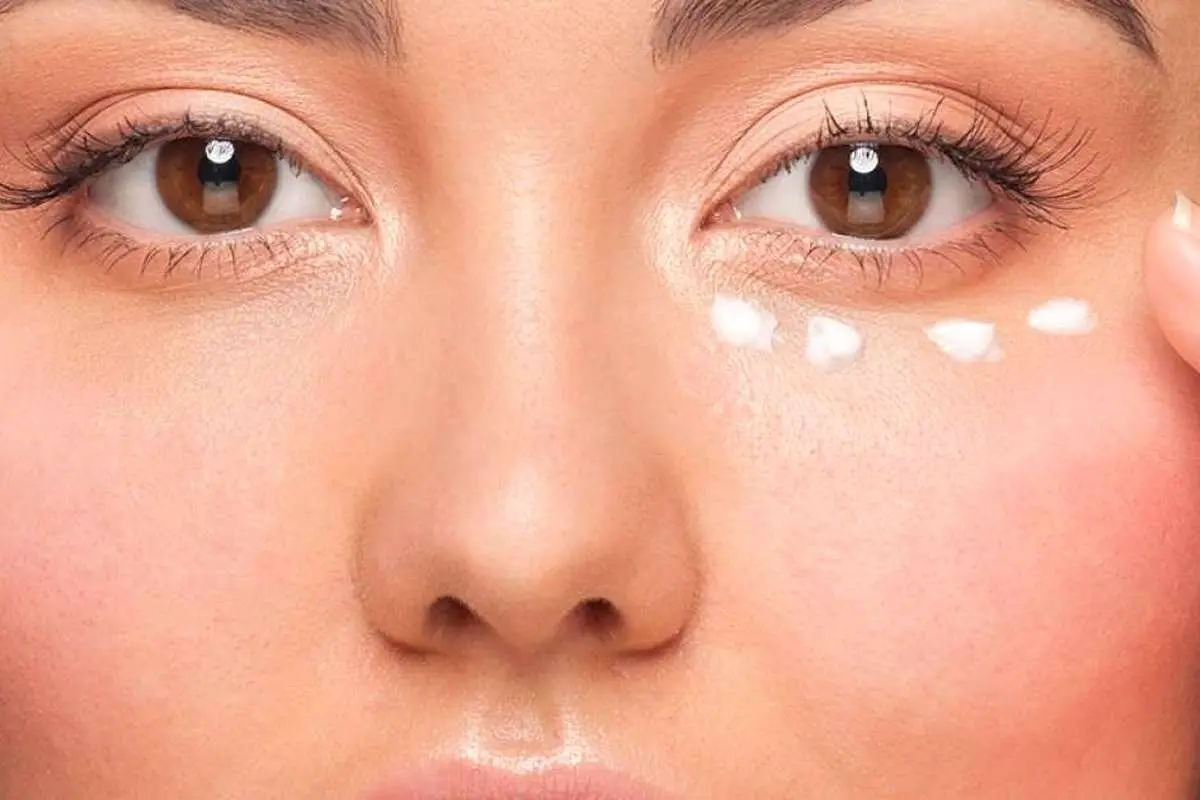 کرم دور چشم و هر آن‌چه که باید درباره مزایا و معایب آن بدانید