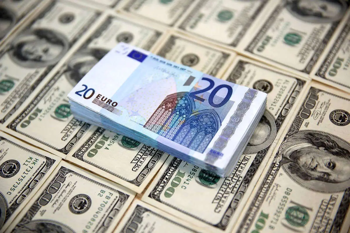 ارز در صرافیها بصورت توافقی بین ۳۰ هزار تا ۳۰۳۰۰ تومان در حال عرضه است