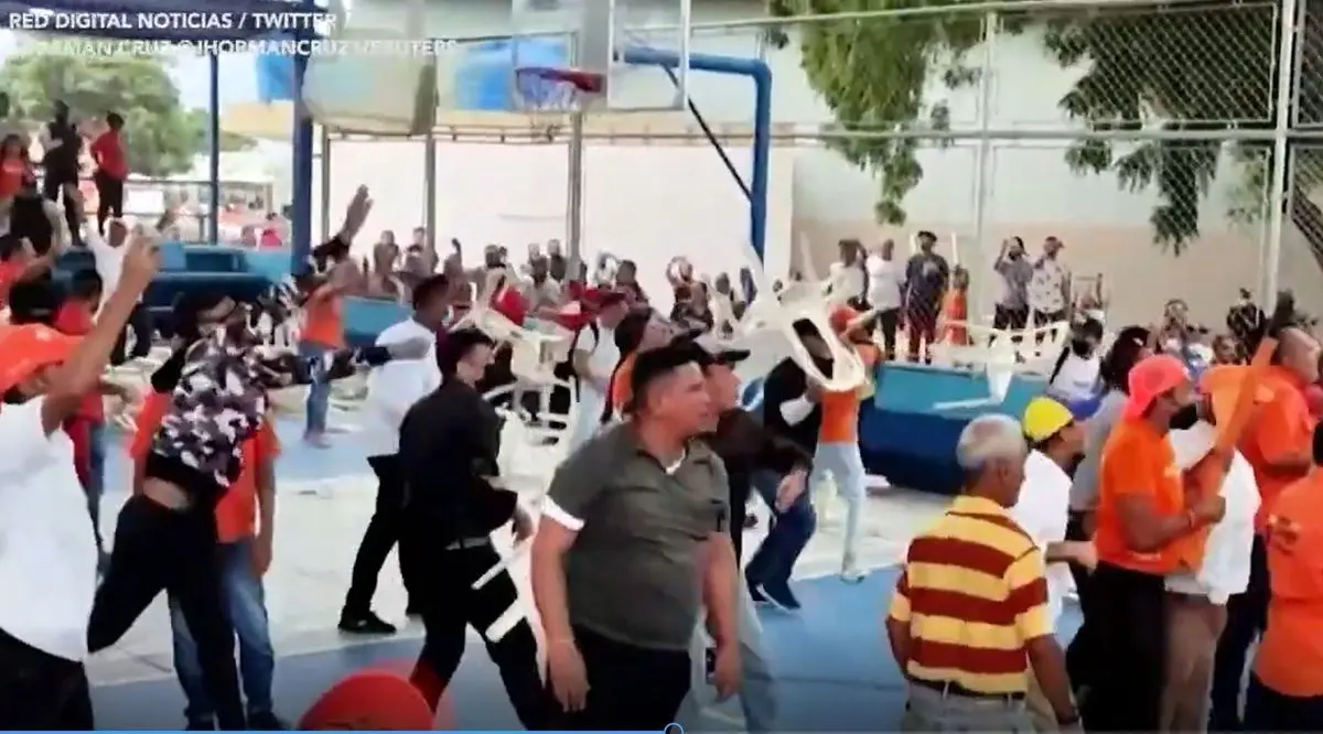 (ویدئو) پرواز صندلی‌ها در یک تجمع سیاسی