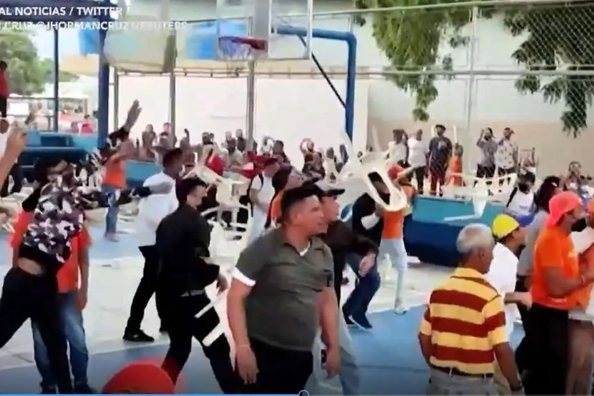 (ویدئو) پرواز صندلیها در یک تجمع سیاسی