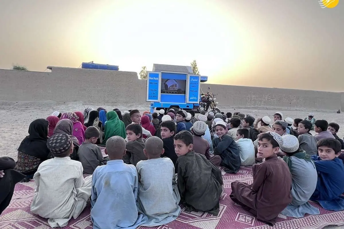 (تصاویر) مدرسه سیار در قندهار، روزنه امید برای کودکان
