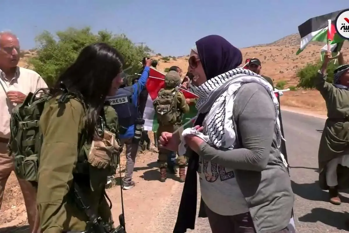 (ویدئو) مقابله یک زن فلسطینی با زن نظامی اسرائیلی