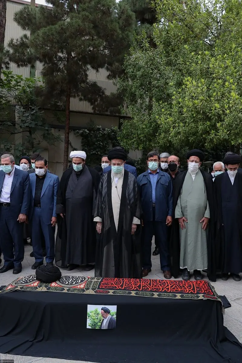 (عکس) اقامه نماز بر پیکر مرحوم دعایی توسط رهبر انقلاب