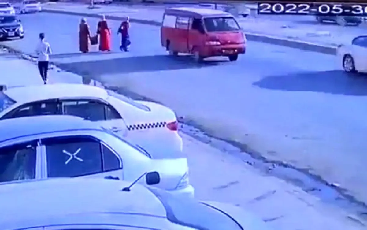 (ویدئو) خونسردی یک زن هنگام عبور از بزرگراه باعث تصادف شد
