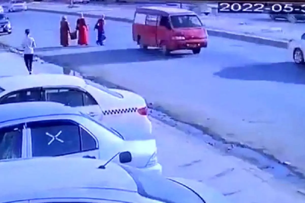 (ویدئو) خونسردی یک زن هنگام عبور از بزرگراه باعث تصادف شد