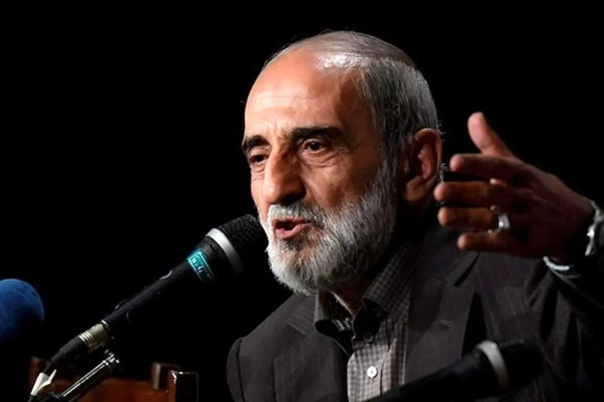 شریعتمداری: تنها راه ایران خروج از NPT  است