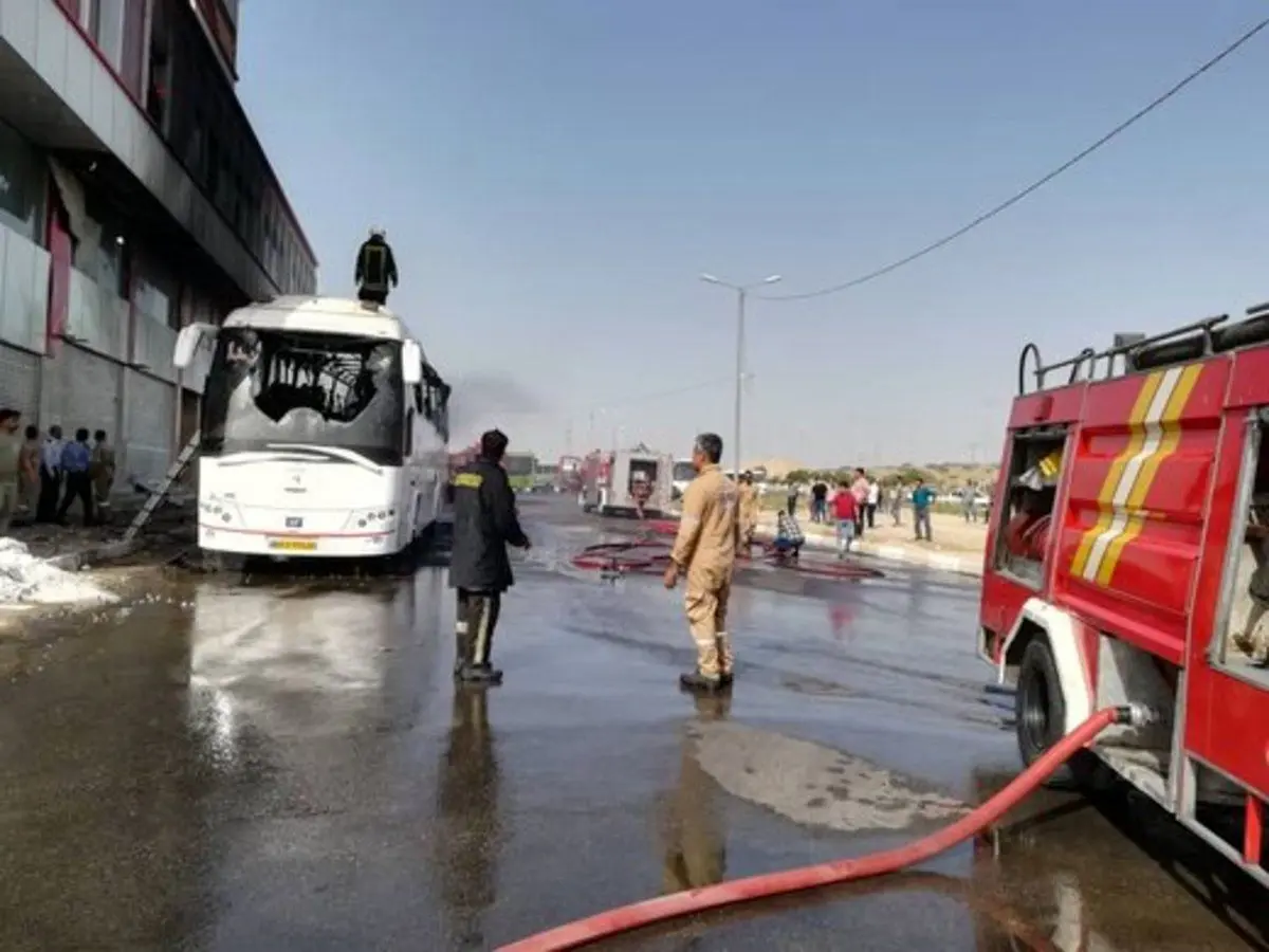 (ویدئو) آتش‌گرفتن اتوبوس در بلوار وکیل‌آباد مشهد